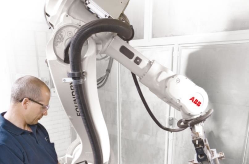 Phun Cánh tay Robot Multi Abb để Hàn Thép Carbon Tải trọng 650kg IRB 7600