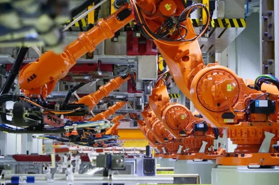 Phun Cánh tay Robot Multi Abb để Hàn Thép Carbon Tải trọng 650kg IRB 7600