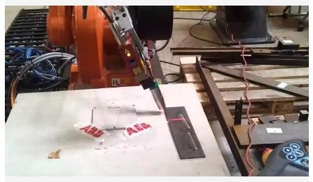 Hệ thống Robot hàn bằng sợi quang ABB Kuka Fanuc Cánh tay robot 6 trục Độ sâu 0,04-6mm